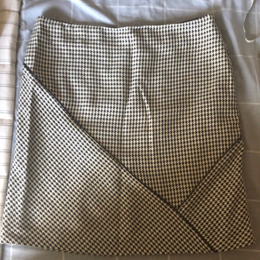 Leather trimmed houndstooth black & white skirt zipper on the side